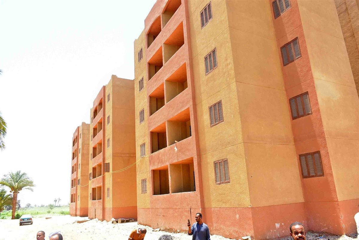 محافظ الأقصر يتفقد عمارات اسكان الزينية
