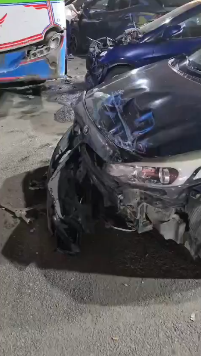 تحطم معرض سيارات