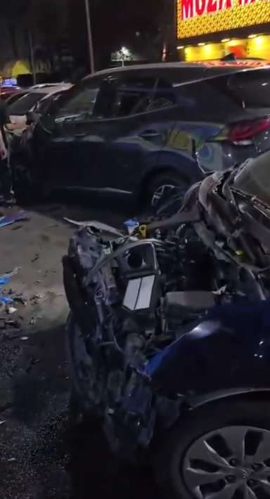 تحطم معرض سيارات