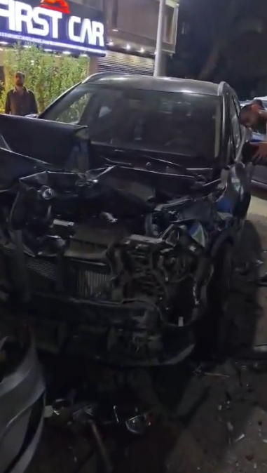 تحطم معرض سيارات