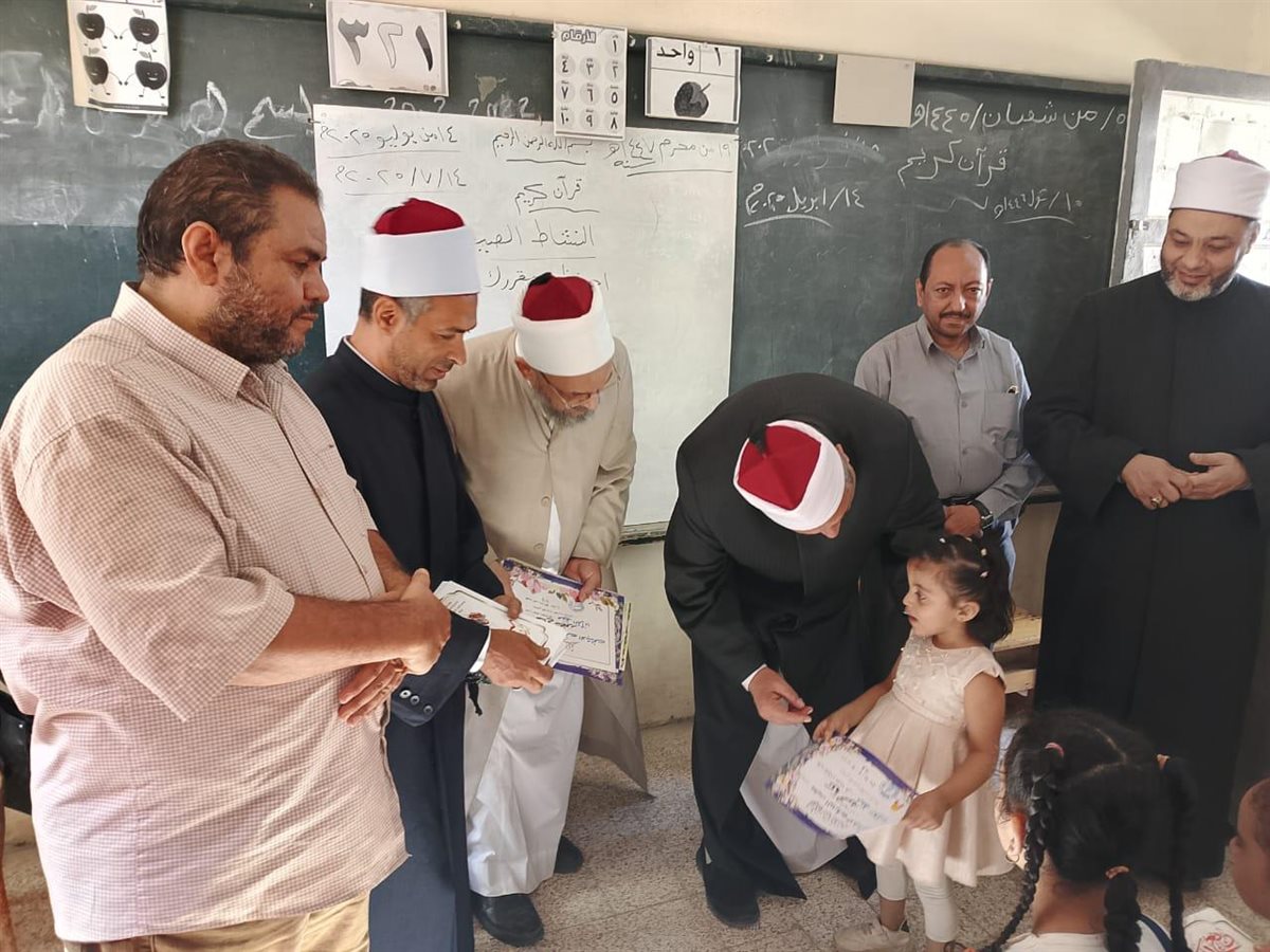 رئيس قطاع المعاهد الأزهرية يتفقد النشاط الصيفي لتحفيظ القرآن الكريم بمعهد العارف بسوهاج