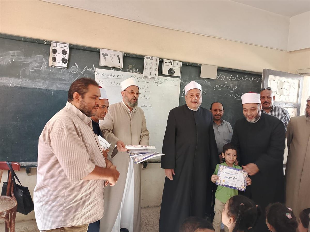 رئيس قطاع المعاهد الأزهرية يتفقد النشاط الصيفي لتحفيظ القرآن الكريم بمعهد العارف بسوهاج