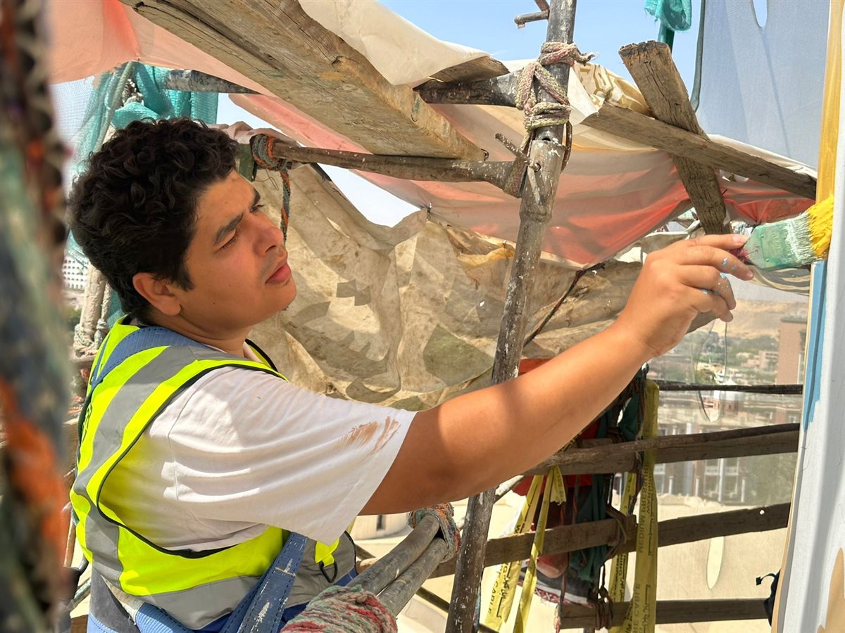 علي عبد الفتاح ومها جميل.. ثنائي جداريات الشارع يبدع في تزيين وجه أسوان