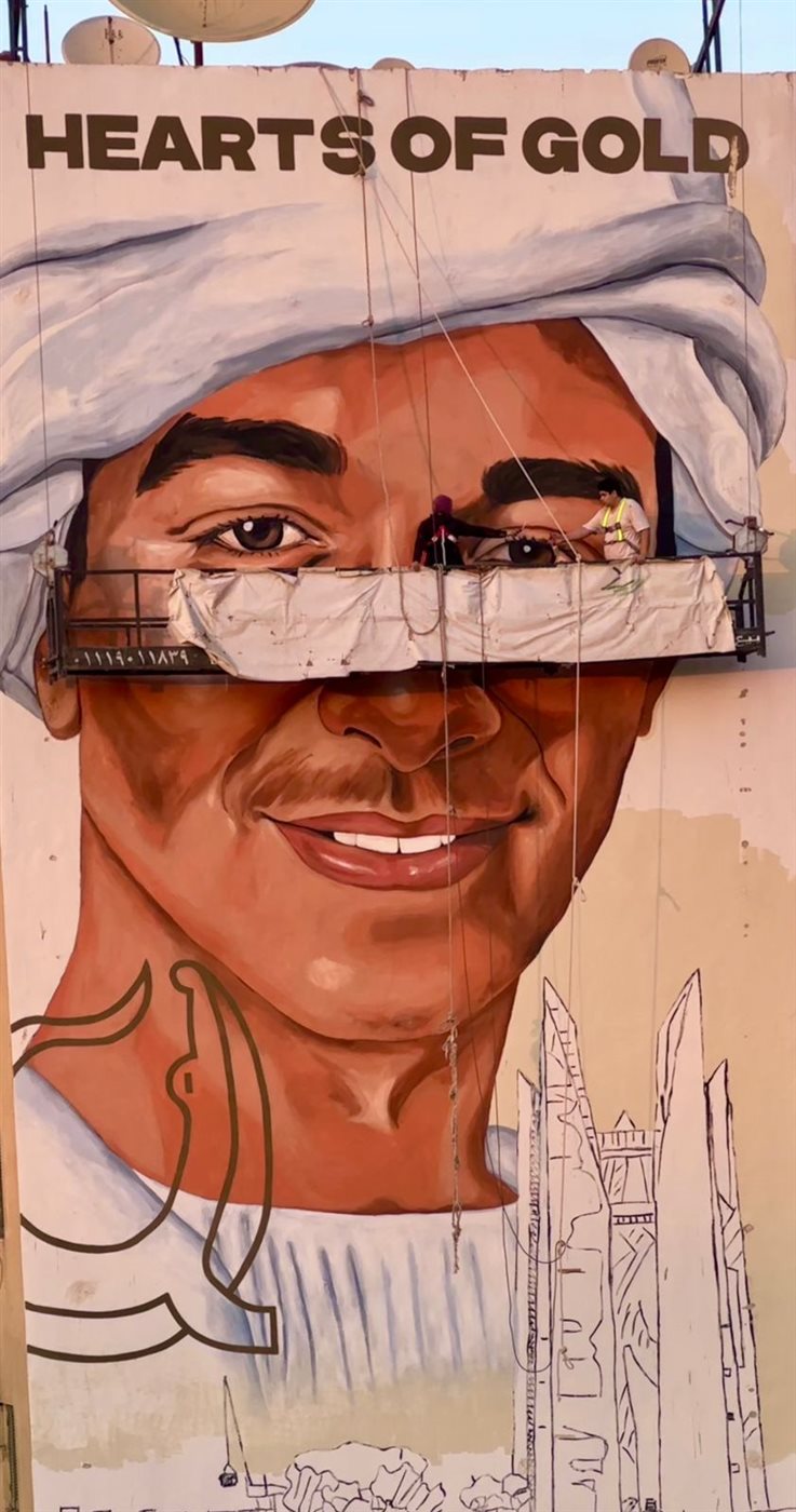 علي عبد الفتاح ومها جميل.. ثنائي جداريات الشارع يبدع في تزيين وجه أسوان