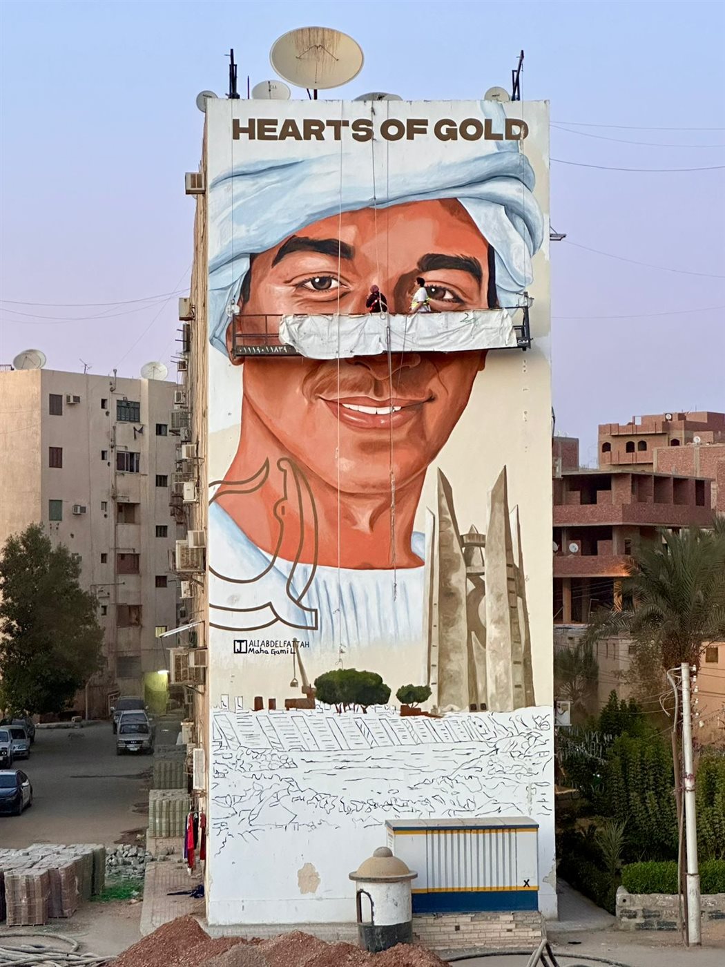 علي عبد الفتاح ومها جميل.. ثنائي جداريات الشارع يبدع في تزيين وجه أسوان