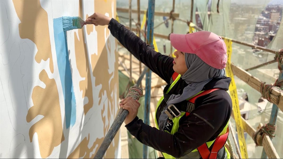 علي عبد الفتاح ومها جميل.. ثنائي جداريات الشارع يبدع في تزيين وجه أسوان