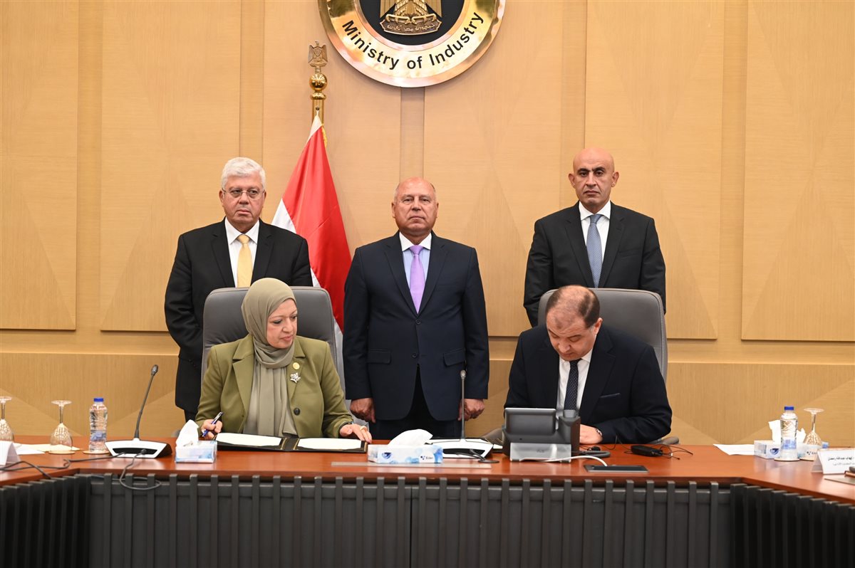 جانب من التوقيع