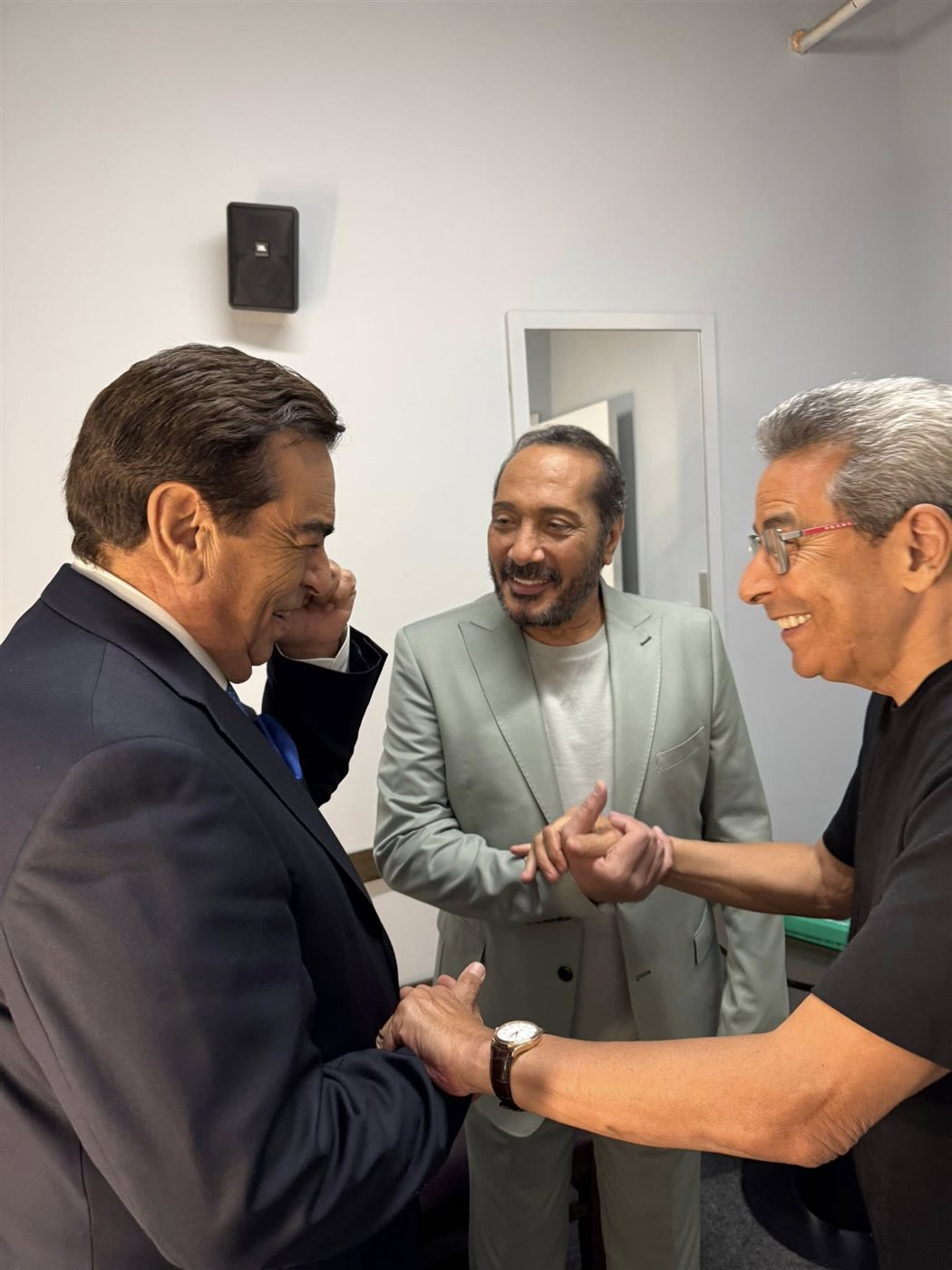 لقطات عفوية تجمع محمود سعد والحجار وجورج قرداحي في الكواليس