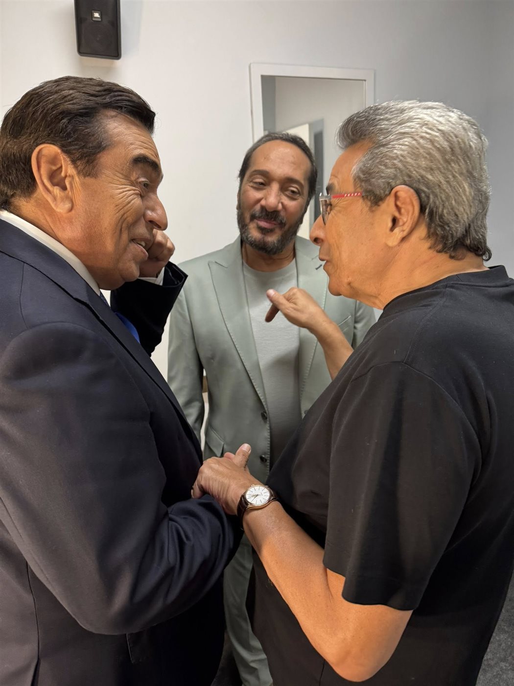 لقطات عفوية تجمع محمود سعد والحجار وجورج قرداحي في الكواليس