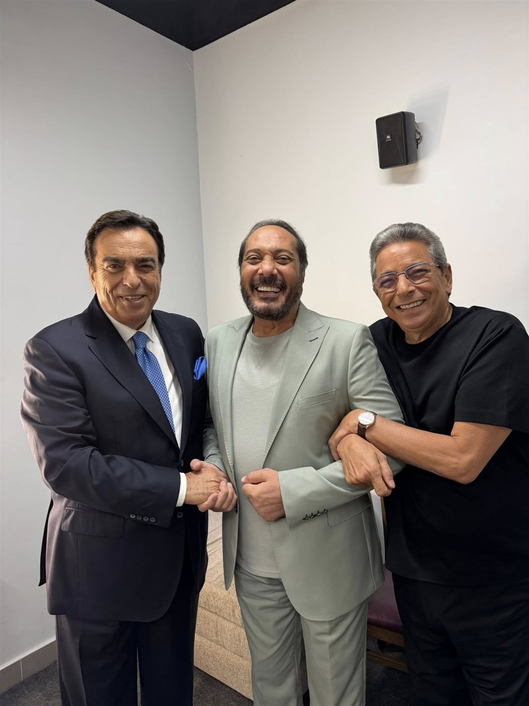 لقطات عفوية تجمع محمود سعد والحجار وجورج قرداحي في الكواليس