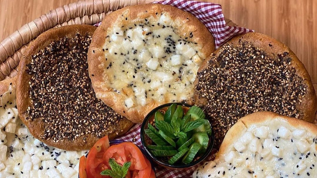 طريقة عمل المناقيش بالجبنة