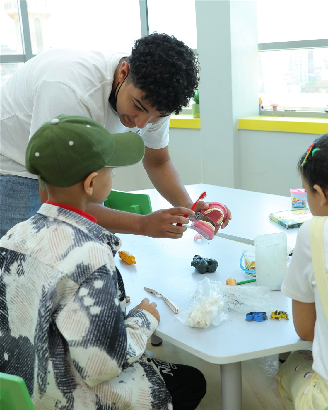 وفد من طلاب جامعة باديا يزور مستشفى 57357 لدعم الأطفال