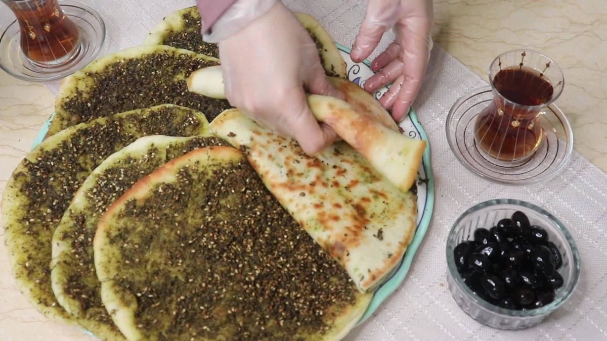 طريقة عمل المناقيش بالزعتر