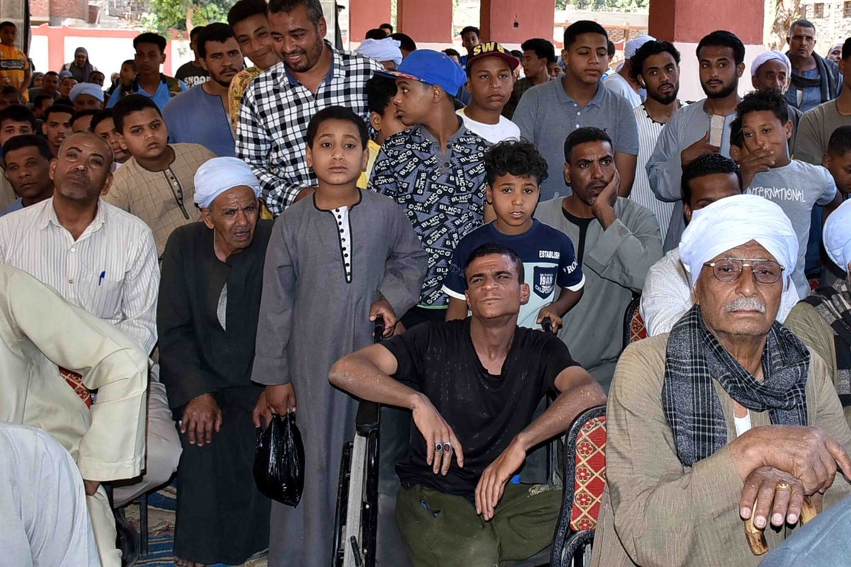 محافظ الأقصر يسلم مواطن كرسي متحرك بناء على طلبة