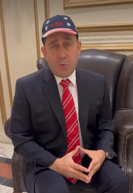 أحمد شاكر يقلد شخصية ترامب في فيديو طريف