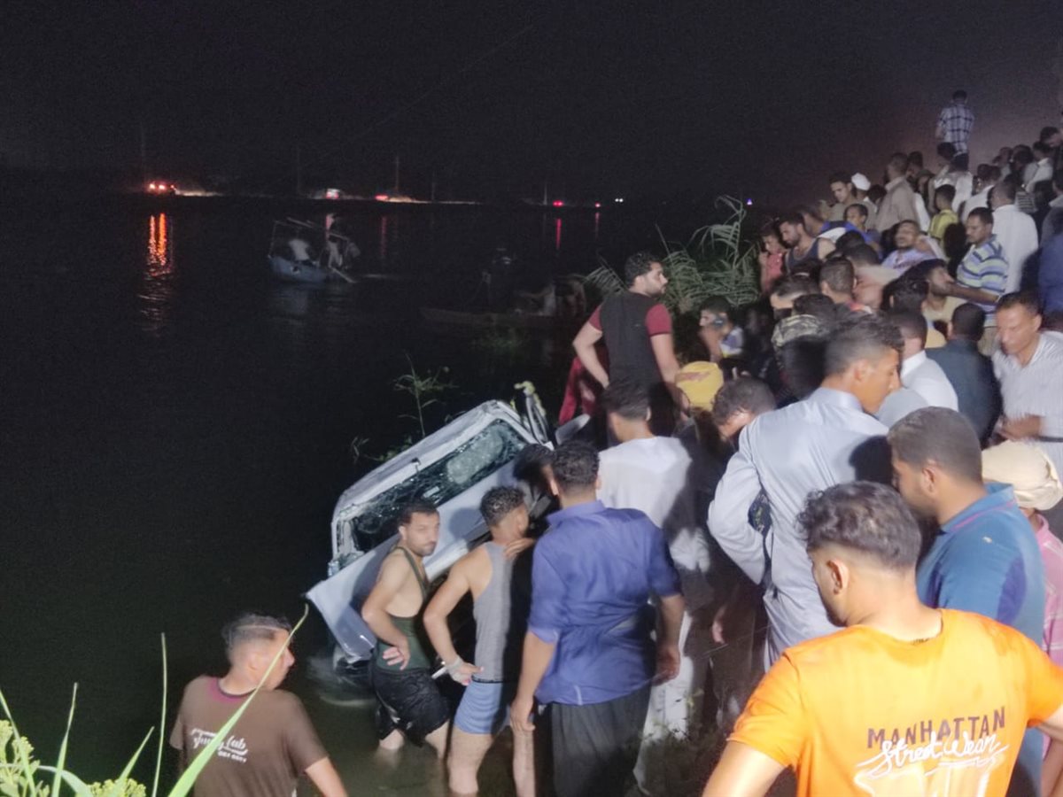 انقلاب سيارة نصف نقل بمياه مشروع عبد القادر بالبحيرة 