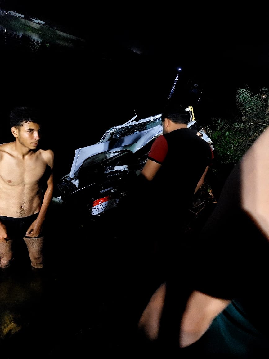 انقلاب سيارة نصف نقل بمياه مشروع عبد القادر بالبحيرة 