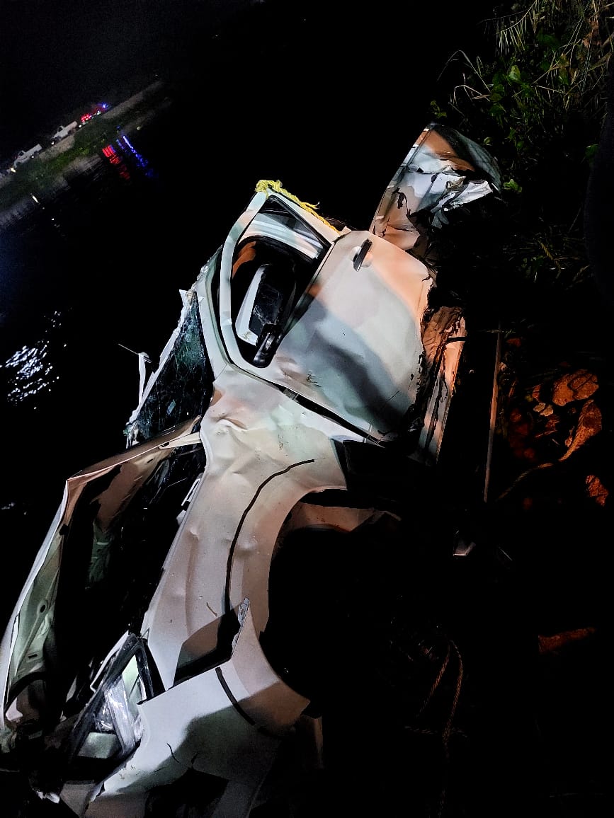 انقلاب سيارة نصف نقل بمياه مشروع عبد القادر بالبحيرة 