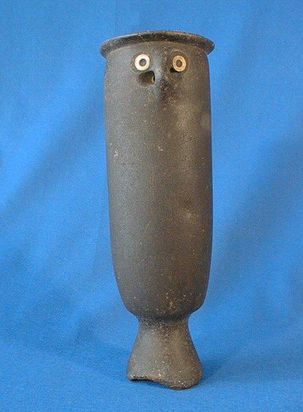  إناء نادر بوجه بشري من البازلت 