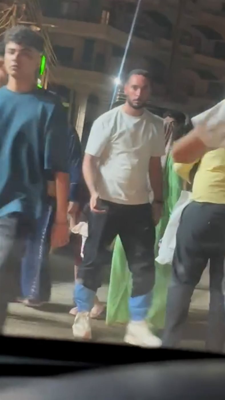 قصة مؤثرة لصغير تعرض لاعتداء من شاب في المحلة بسبب طلب الرزق