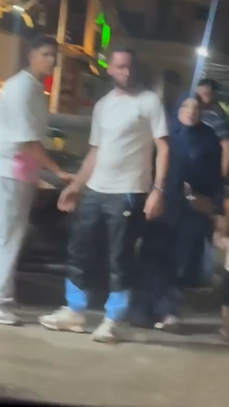 قصة مؤثرة لصغير تعرض لاعتداء من شاب في المحلة بسبب طلب الرزق