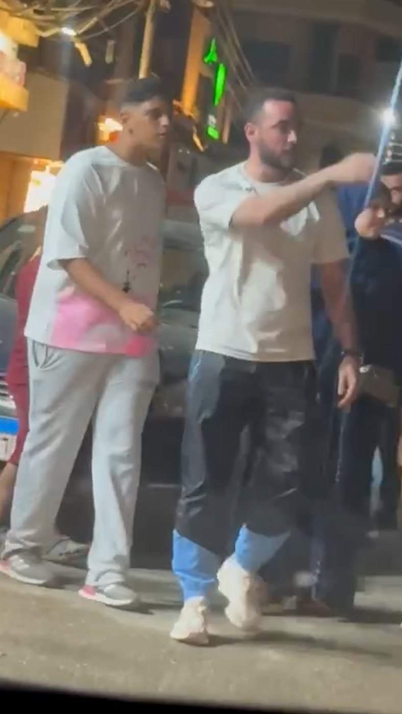قصة مؤثرة لصغير تعرض لاعتداء من شاب في المحلة بسبب طلب الرزق