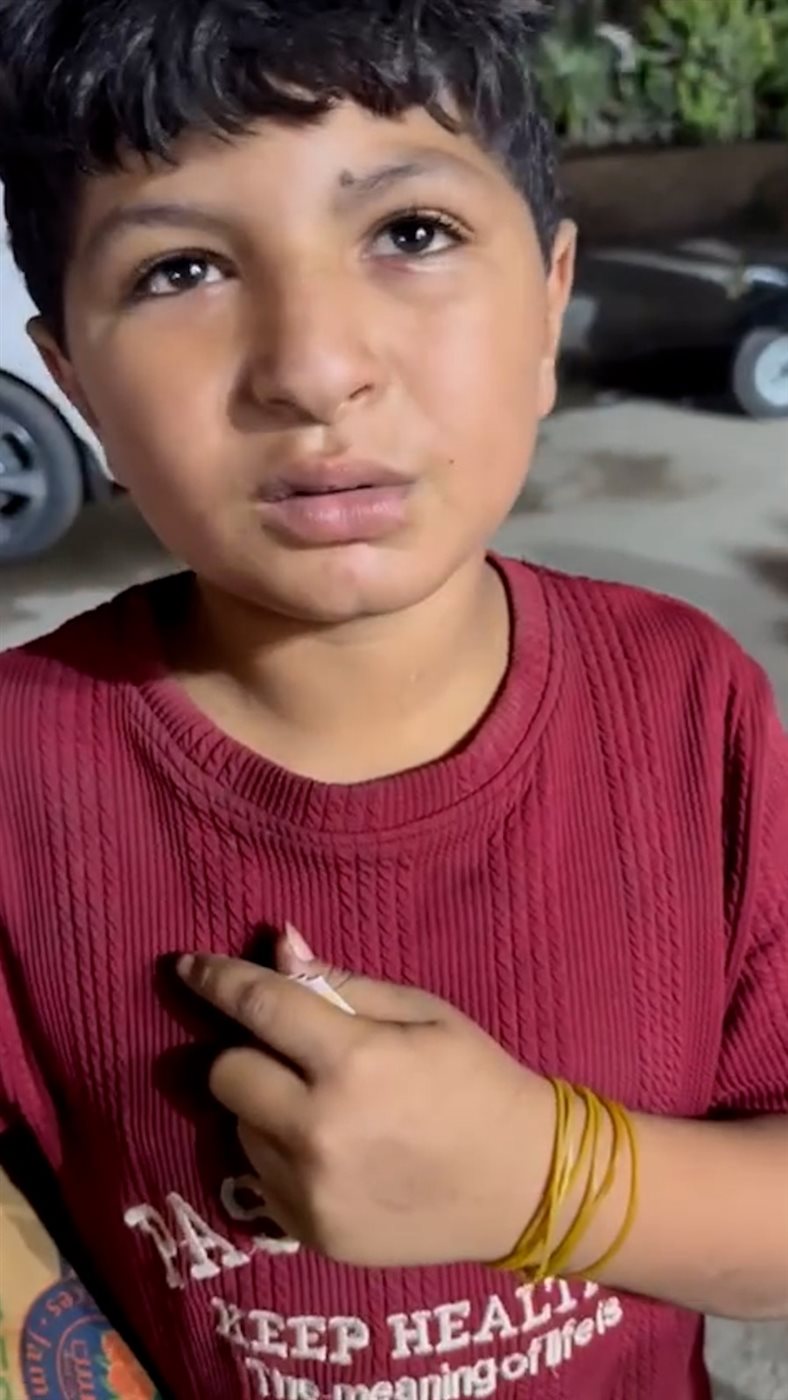 قصة مؤثرة لصغير تعرض لاعتداء من شاب في المحلة بسبب طلب الرزق