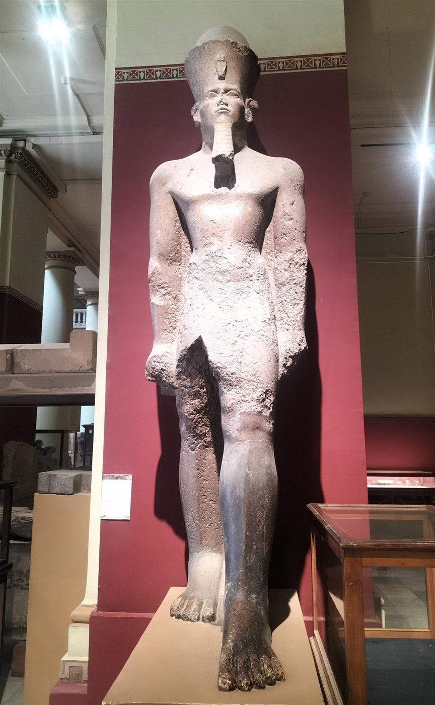 تمثال من الجرانيت الأحمر لـ الملك سنوسرت الثالث