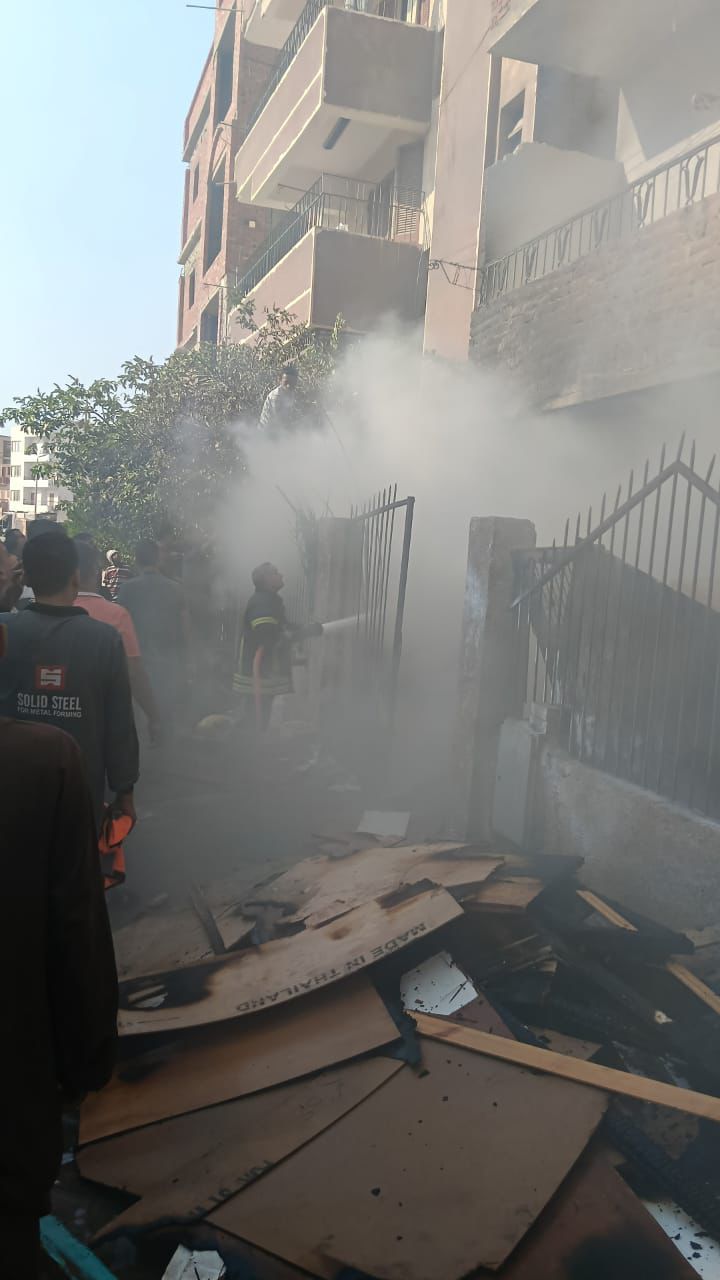 السيطرة على حريق بمخزن أخشاب في العاشر من رمضان