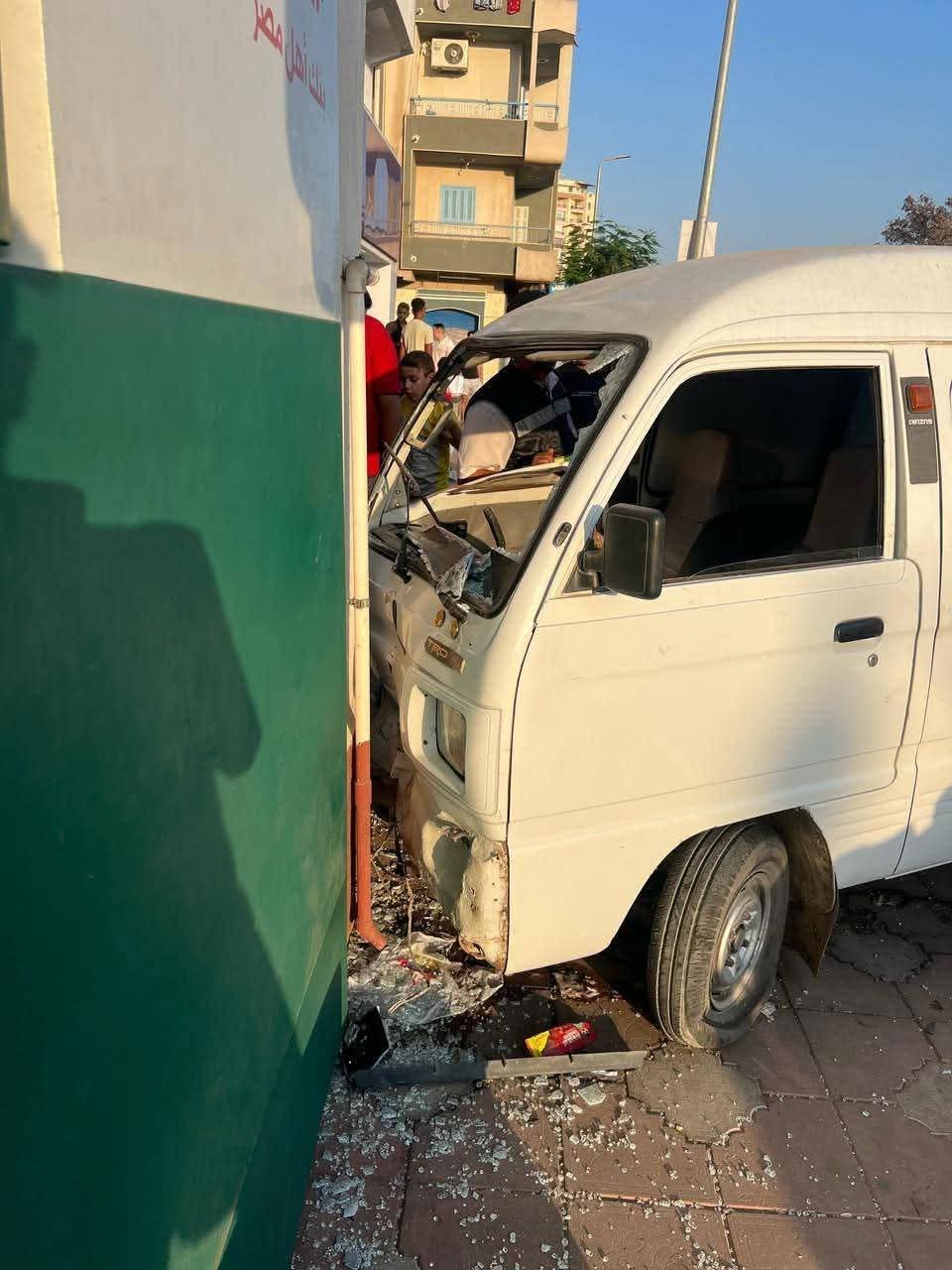 اصطدام سيارات وصعودها على رصيف بدمنهور