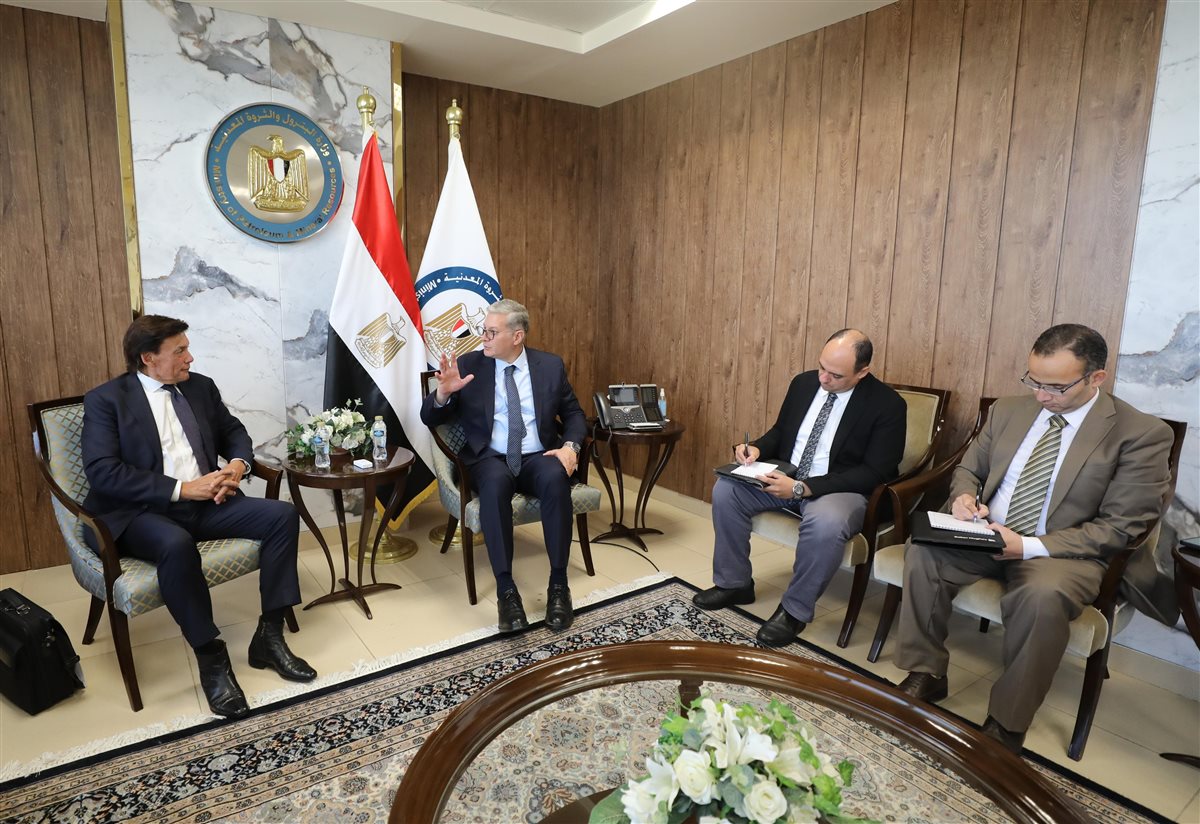 جانب من اجتماع وزير البترول مع الرئيس التنفيذي لـ دانا غاز