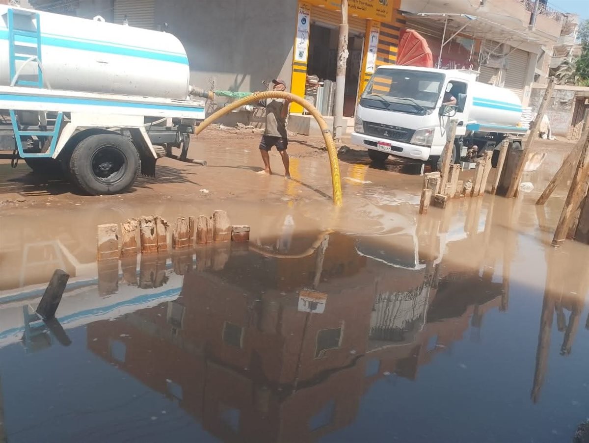 التعامل مع انفجار خط مياه رئيسي على طريق طنطا شبين الكوم بالمنوفية