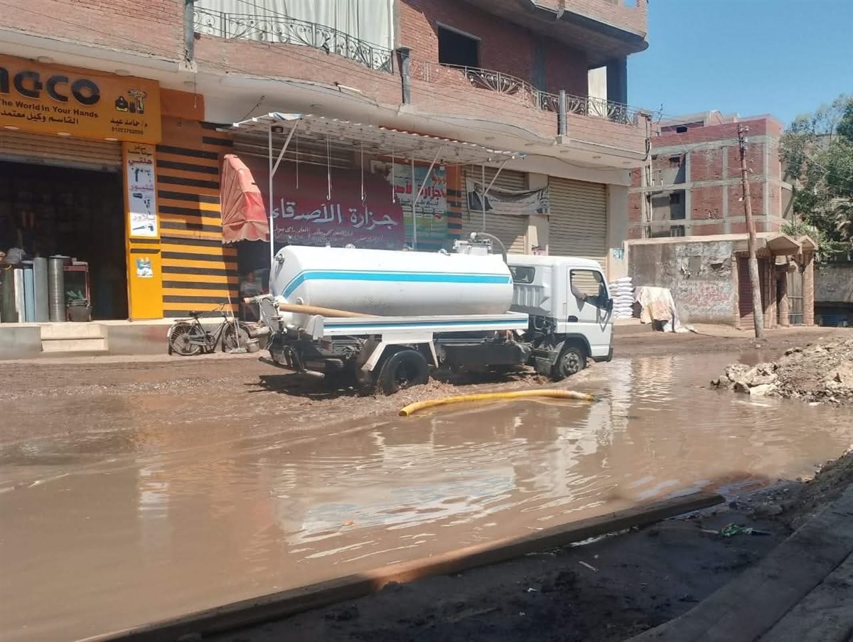 التعامل مع انفجار خط مياه رئيسي على طريق طنطا شبين الكوم بالمنوفية