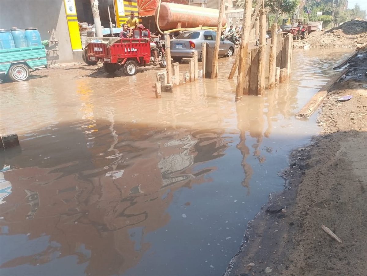 التعامل مع انفجار خط مياه رئيسي على طريق طنطا شبين الكوم بالمنوفية