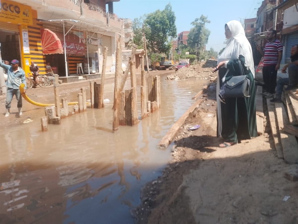 التعامل مع انفجار خط مياه رئيسي على طريق طنطا شبين الكوم بالمنوفية