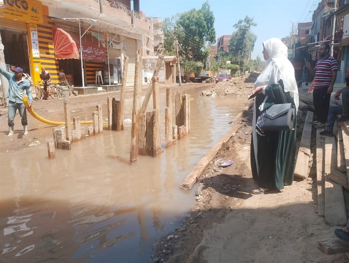 التعامل مع انفجار خط مياه رئيسي على طريق طنطا شبين الكوم بالمنوفية