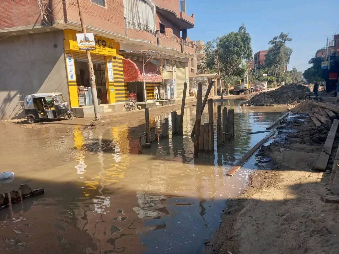 التعامل مع انفجار خط مياه رئيسي على طريق طنطا شبين الكوم بالمنوفية