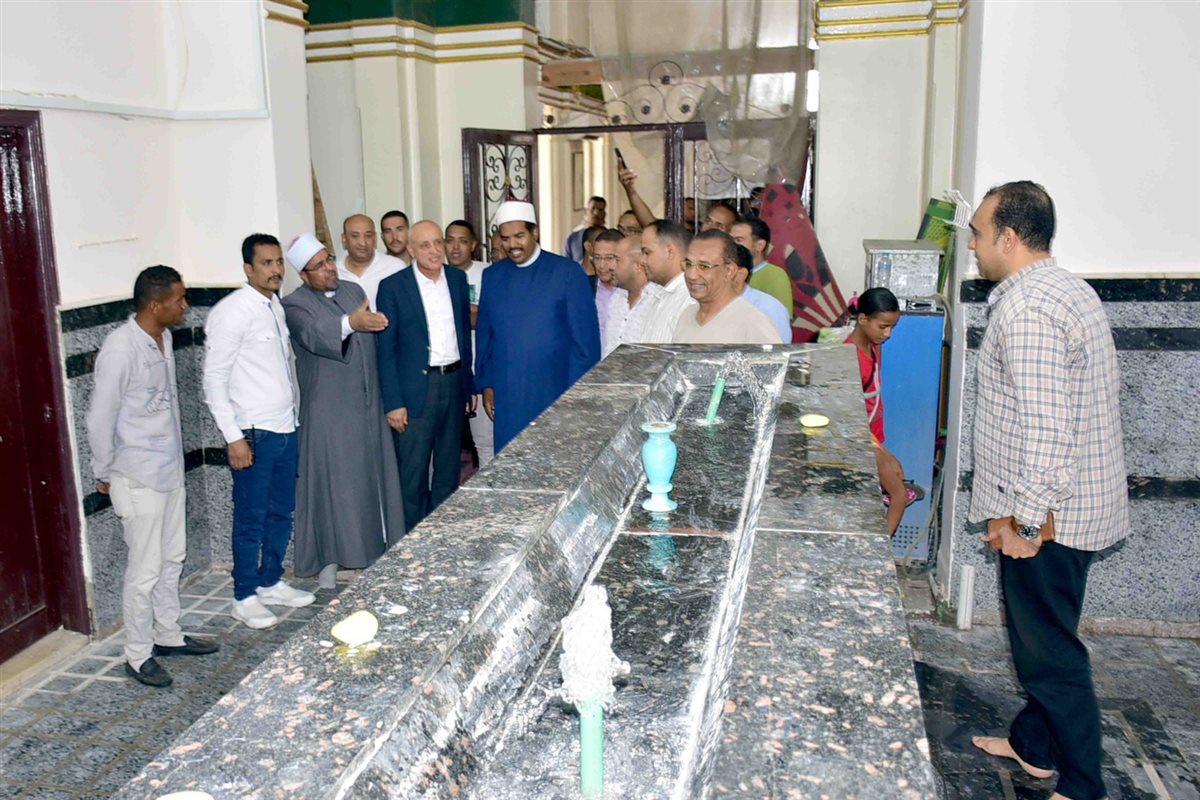 محافظ الأقصر وتطوير مسجد احمد النجم 