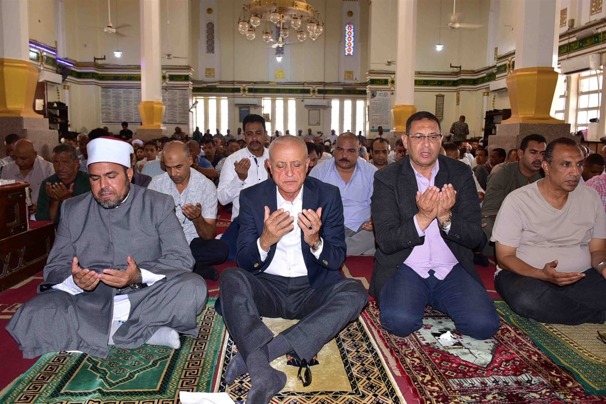 محافظ الأقصر وتطوير مسجد احمد النجم 