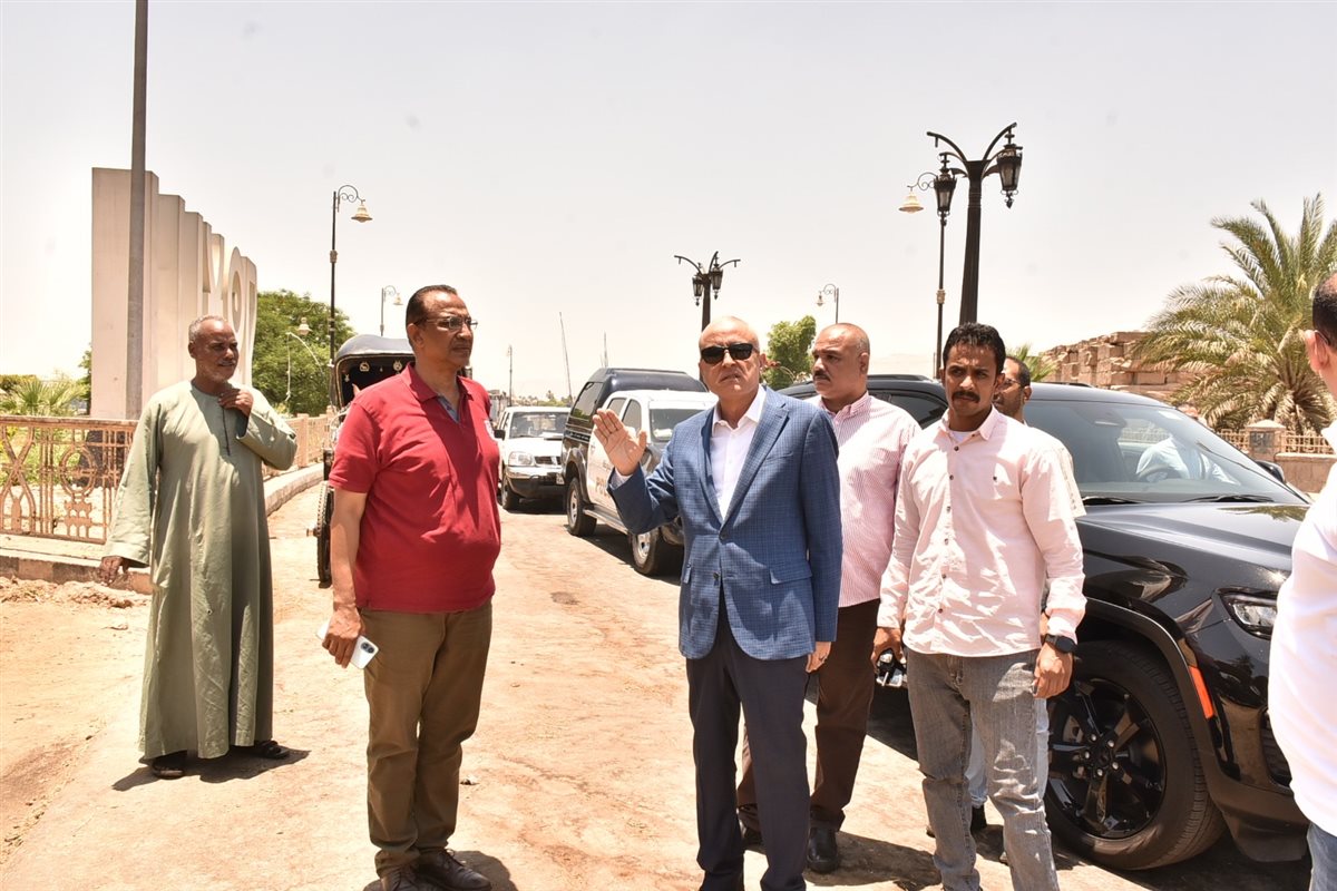 محافظ الأقصر وجولة مفاجئة بشوارع المدينة