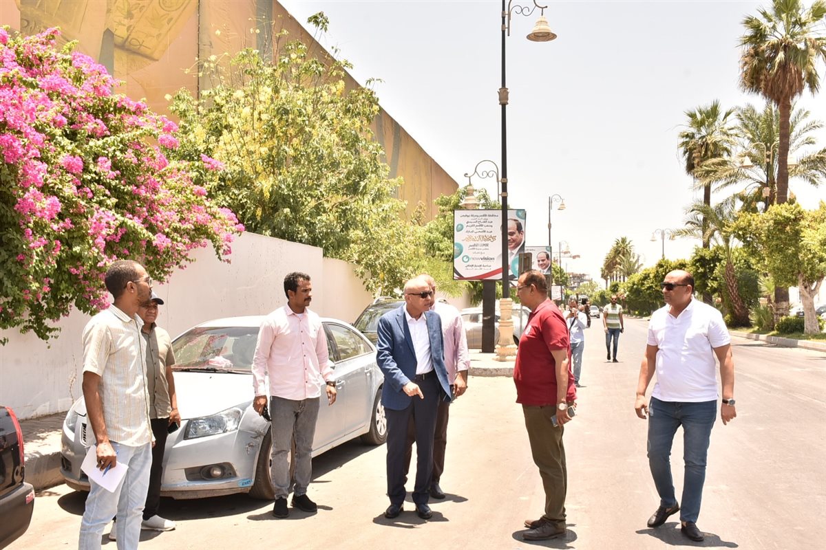 محافظ الأقصر وجولة مفاجئة بشوارع المدينة