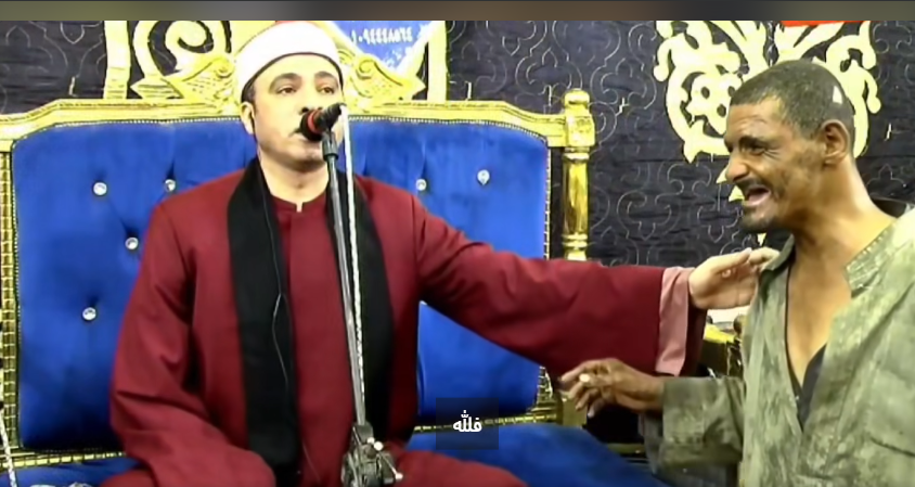 طبطب عليه وعيط.. قارئ قرآن يثير إعجاب السوشيال ميديا بعد جبره بخاطر شخص من ذوي الاحتياجات 
