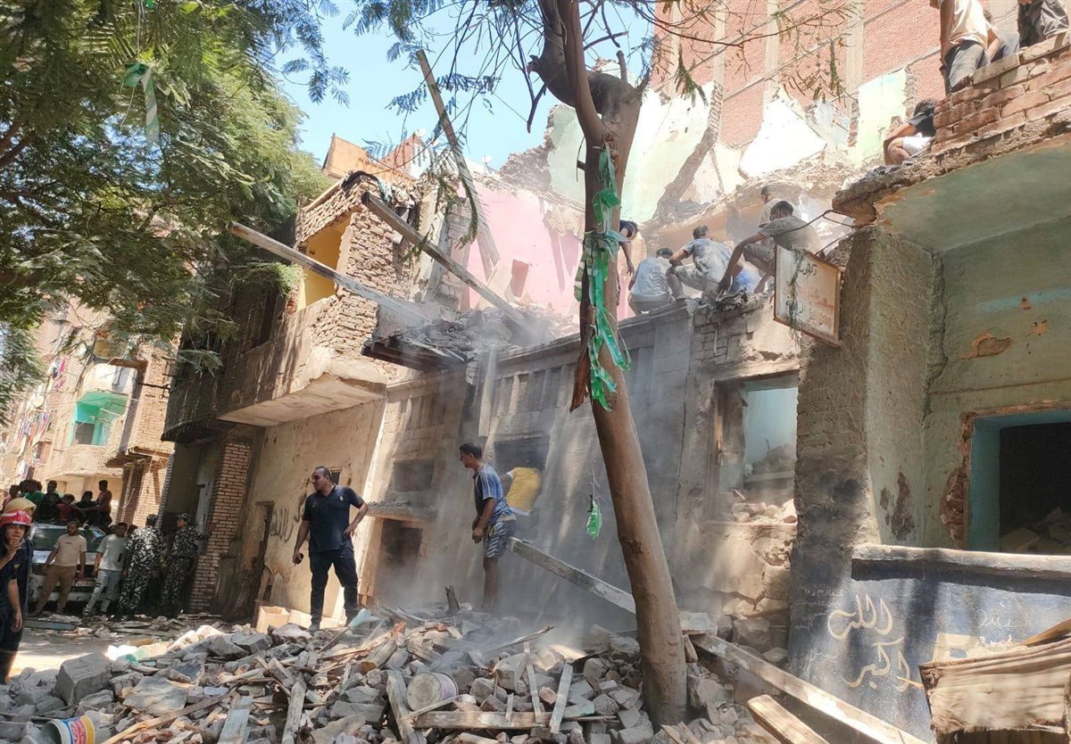 العقار المنهار بحى مصر القديمة