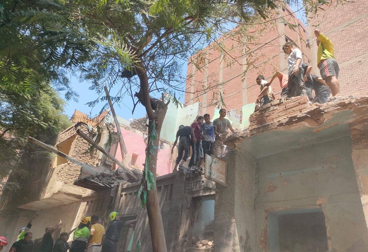 العقار المنهار بحى مصر القديمة