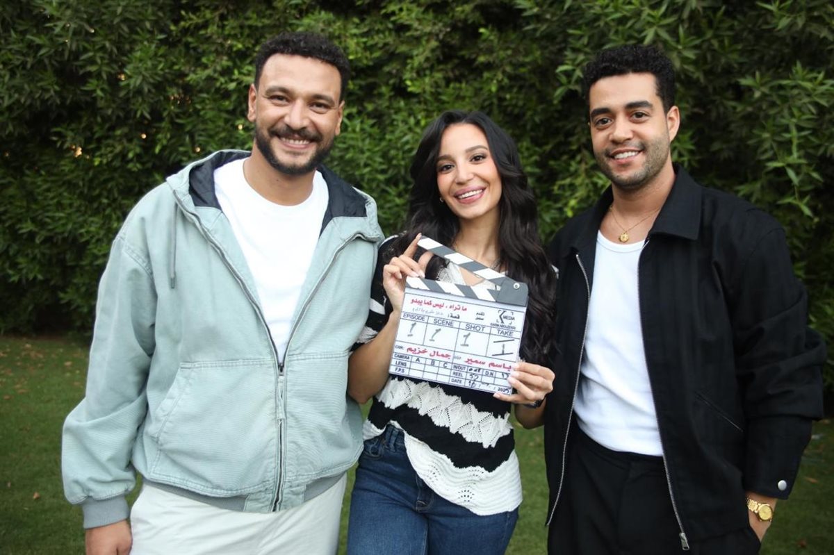 أسرة حكاية فلاش باك يحتفلون بـ انتهاء التصوير وينتظرون طرح العمل