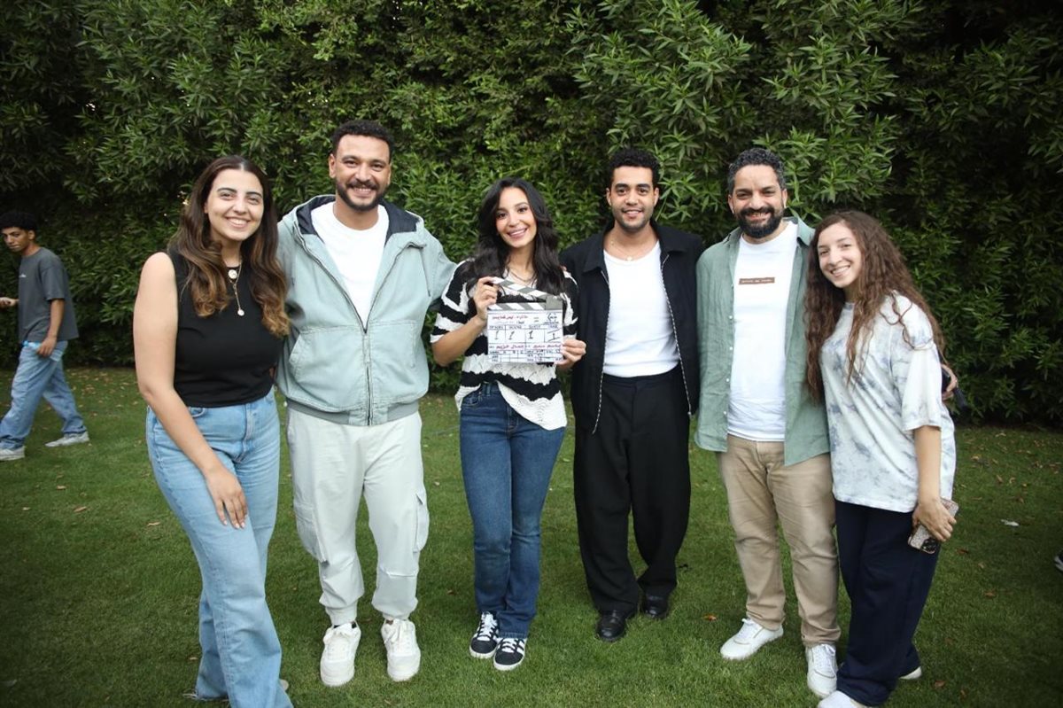 أسرة حكاية فلاش باك يحتفلون بـ انتهاء التصوير وينتظرون طرح العمل