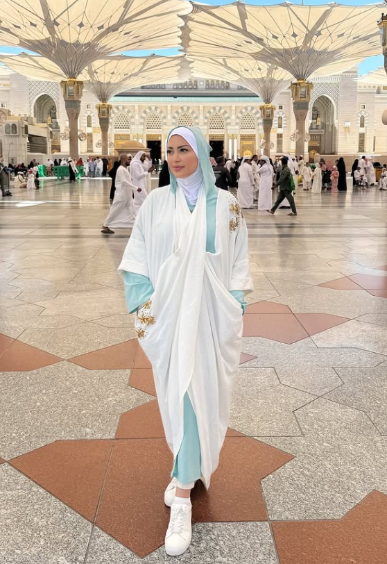 نسرين طافش تظهر بـ الحجاب داخل المسجد النبوي الشريف وتشارك الجمهور بلقطات من رحلتها