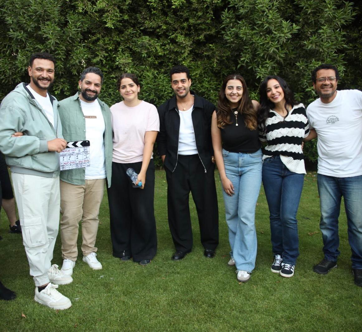 أسرة حكاية فلاش باك يحتفلون بـ انتهاء التصوير وينتظرون طرح العمل