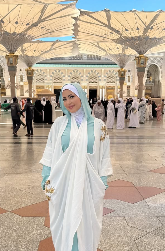 نسرين طافش تظهر بـ الحجاب داخل المسجد النبوي الشريف وتشارك الجمهور بلقطات من رحلتها