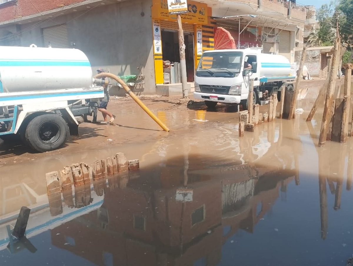 التعامل مع انفجار خط مياه رئيسي في المنوفية&nbsp;